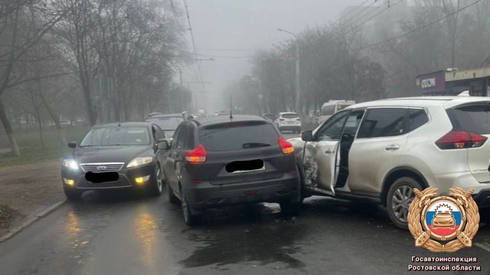 Сотрудники полиции устанавливают обстоятельства ДТП в Советском районе г. Ростова-на-Дону