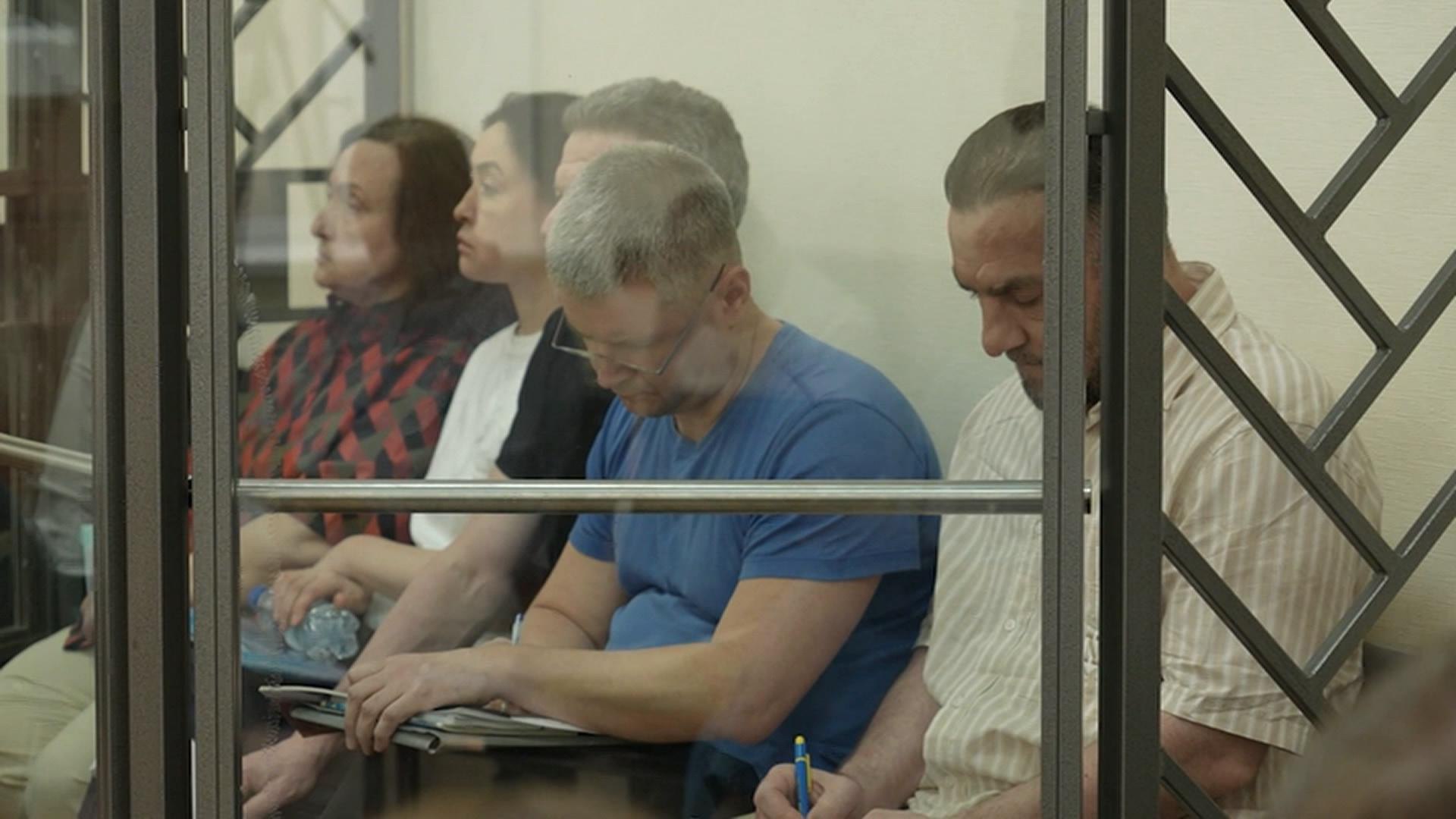 Обвиняемый в даче взятки, бывший глава железнодорожного суда Ростова-на-Дону, Георгий Бондаренко заявил, что в реальности не пытался подкупить председателя регионального облсуда Елену Золотарёву, а только имитировал передачу...