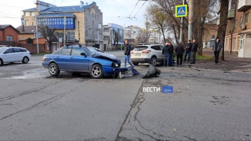 Две машины столкнулись на пересечении улиц Портовой и Интернациональной в Ростове