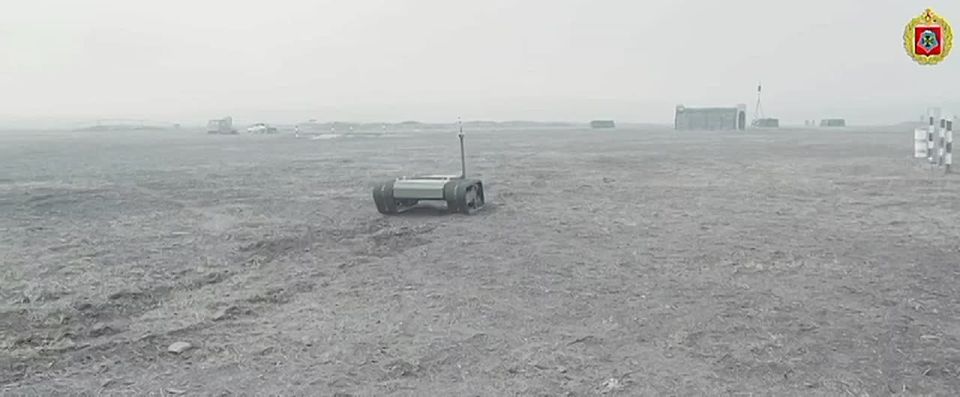 Депутаты Законодательного Собрания Ростовской области Максим Гелас и Сергей Суховенко совместно с руководством Южного военного округа организовали для старшеклассников Усть-Донецкого района экскурсию в воинскую часть