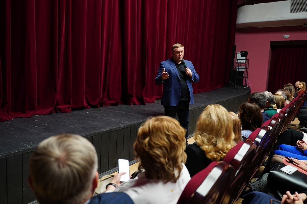 В Ростове-на-Дону на малой сцене академического театра драмы имени Максима Горького состоялась премьера спектакля «Всколыхнулся-взволновался» по пьесе писателя Сергея Кисина, созданной по мотивам «Донских рассказов» Михаила... В Ростове-на-Дону на малой сцене академического театра драмы имени Максима Горького состоялась премьера спектакля «Всколыхнулся-взволновался» по пьесе писателя Сергея Кисина, созданной по мотивам «Донских рассказов» Михаила...