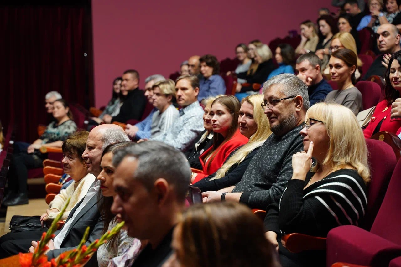 В Ростове-на-Дону на малой сцене академического театра драмы имени Максима Горького состоялась премьера спектакля «Всколыхнулся-взволновался» по пьесе писателя Сергея Кисина, созданной по мотивам «Донских рассказов» Михаила... В Ростове-на-Дону на малой сцене академического театра драмы имени Максима Горького состоялась премьера спектакля «Всколыхнулся-взволновался» по пьесе писателя Сергея Кисина, созданной по мотивам «Донских рассказов» Михаила...