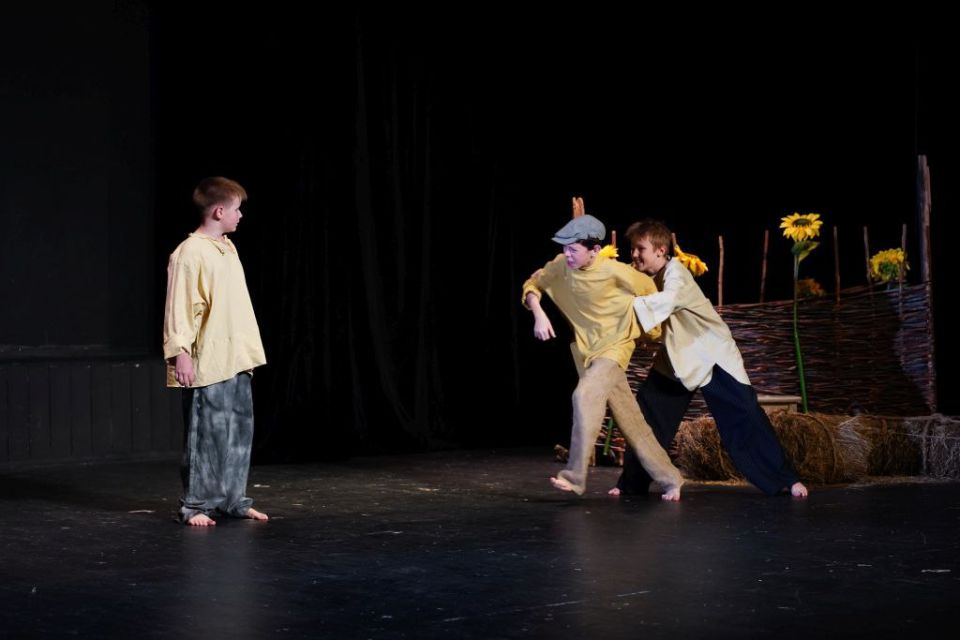 В Ростове-на-Дону на малой сцене академического театра драмы имени Максима Горького состоялась премьера спектакля «Всколыхнулся-взволновался» по пьесе писателя Сергея Кисина, созданной по мотивам «Донских рассказов» Михаила...