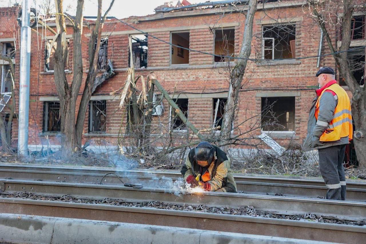 В Таганроге после ночной атаки один из многоквартирных домов восстановлению не подлежит — жильцам власти предоставятновое жильё