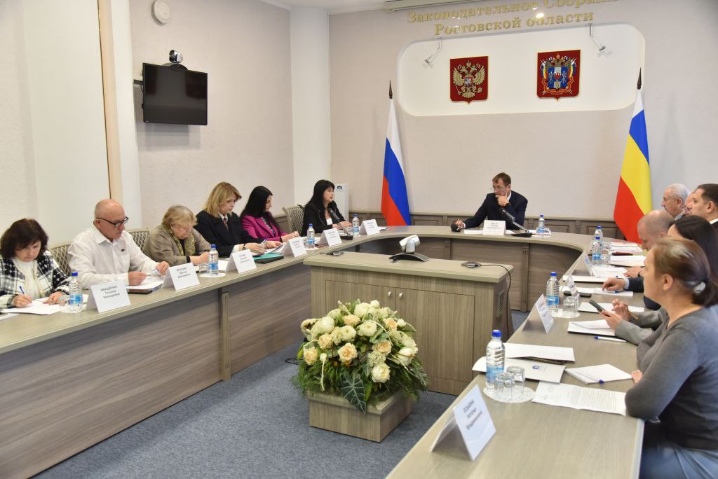 а заседании фракции КПРФ в донском Законодательном Собрании депутаты обсудили актуальные вопросы и проблемы организации образовательного процесса в учебных заведениях Ростовской области