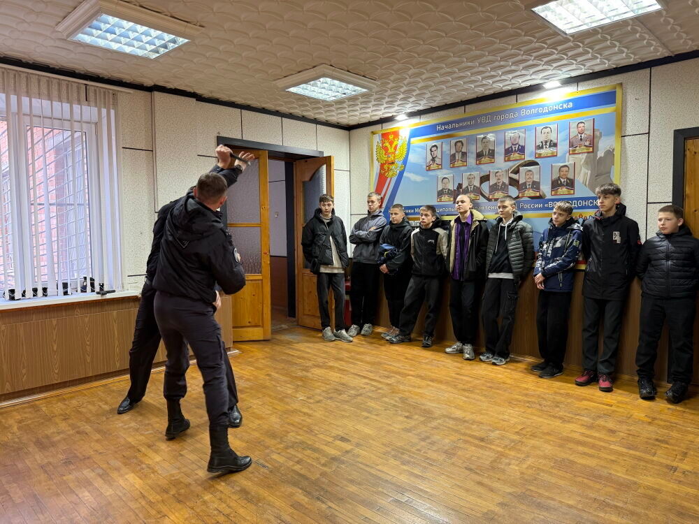 Сотрудники МВД проводят работу с детьми и молодежью и организуют профориентационные встречи и уроки безопасности Сотрудники МВД проводят работу с детьми и молодежью и организуют профориентационные встречи и уроки безопасности