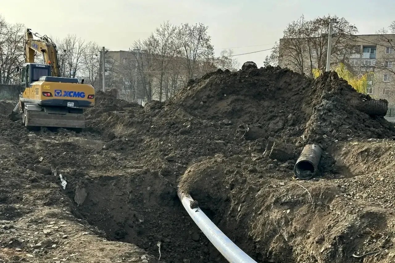 В Шахтах продолжается капитальный ремонт аварийного канализационного коллектора, сообщает правительство региона