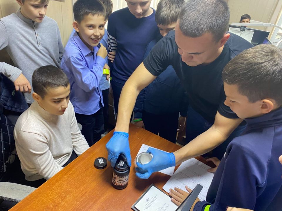 «Знакомство с полицией в формате игры»: сотрудники полиции Неклиновского района провели экскурсию для школьников в территориальном отделе