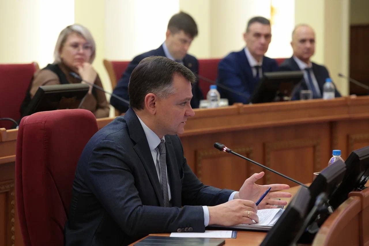 Юрий Слюсарь: Сегодня заседание правительства мы начали с минуты молчания в память о погибших во время атаки БПЛА в Таганроге и Неклиновском районе Юрий Слюсарь: Сегодня заседание правительства мы начали с минуты молчания в память о погибших во время атаки БПЛА в Таганроге и Неклиновском районе