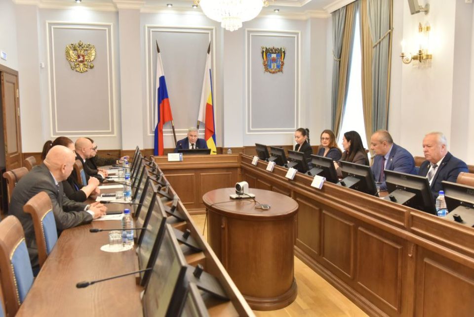 На заседании круглого стола в донском парламенте депутаты совместно с экспертами обсудили проблемы и пути их решения в сфере определения границ прилегающих территорий в муниципалитетах