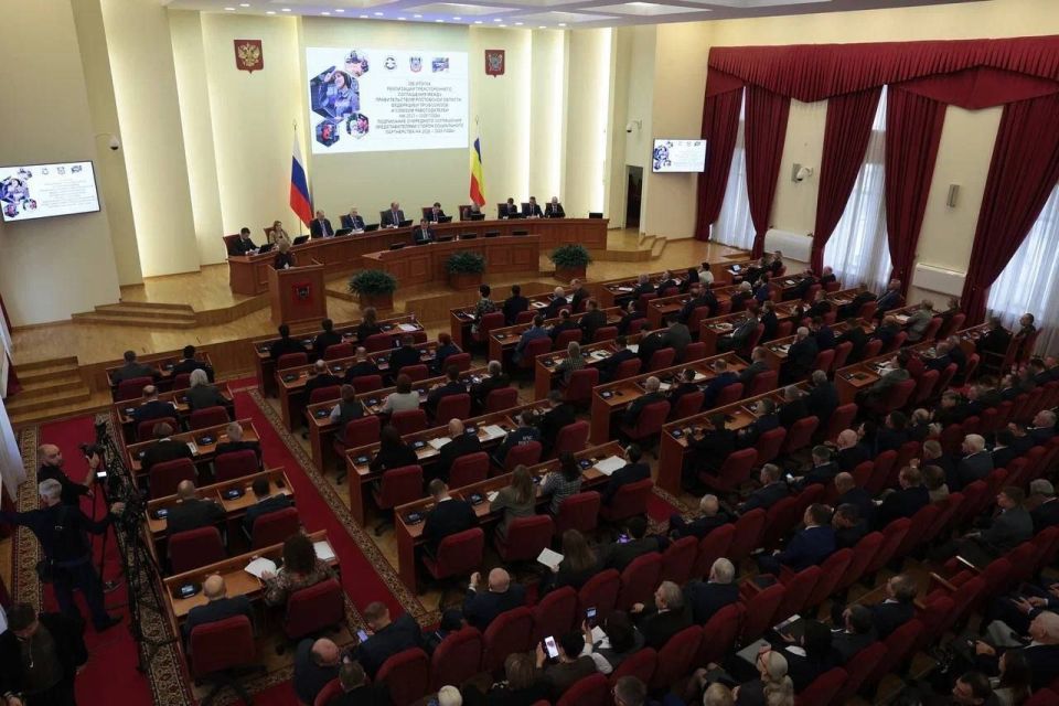 Юрий Слюсарь: Сегодня заседание правительства мы начали с минуты молчания в память о погибших во время атаки БПЛА в Таганроге и Неклиновском районе