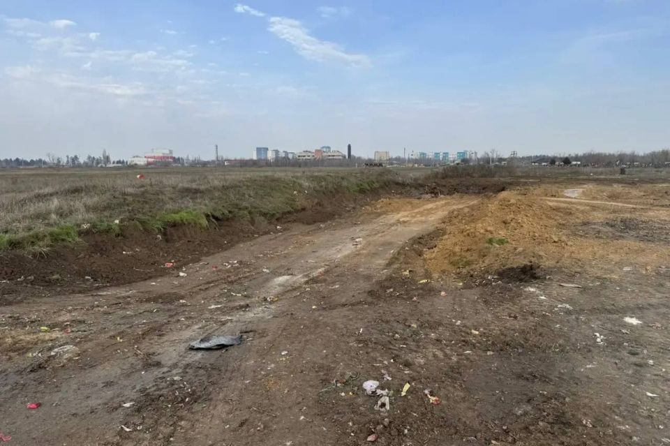 Юрий Слюсарь: Администрация Азова и министерство ЖКХ отчитались, что территория возле Аллеи Героев наконец-то расчищена от несанкционированной свалки