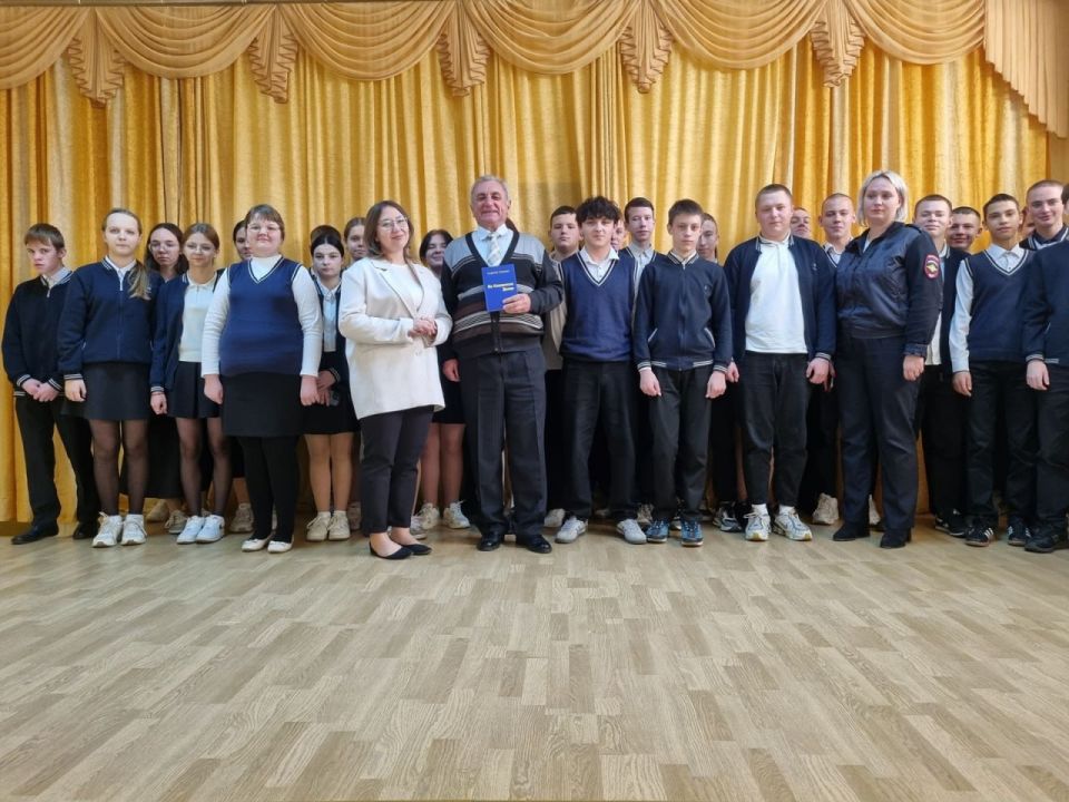 «Чистое поколение»: полицейские и общественные деятели провели откровенный диалог со школьниками Донецка