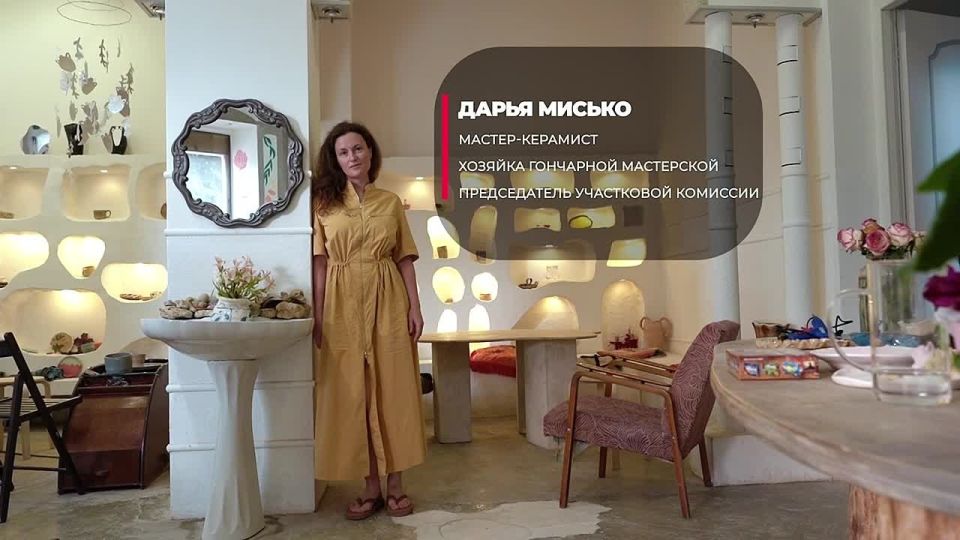 Быть членом избирательной комиссии — значит приносить пользу обществу, уверена Дарья Мисько, председатель участковой избирательной комиссии № 454 г. Волгодонска и мастер-керамист