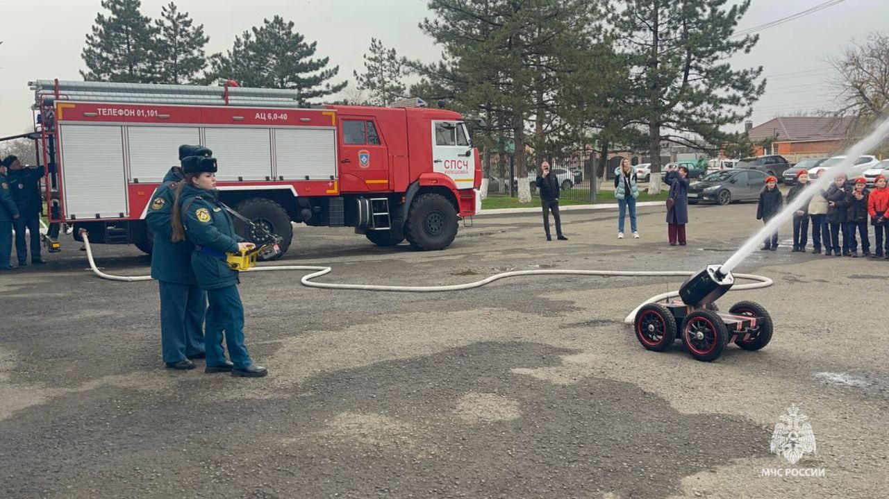 Огнеборцы СПСЧ провели открытый урок для школьников Огнеборцы СПСЧ провели открытый урок для школьников