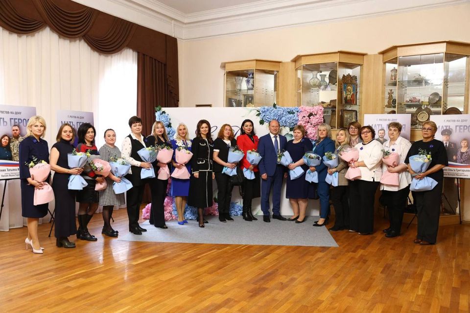 Александр Скрябин: Сегодня, в преддверии Дня матери, встретился с мамами участников специальной военной операции, которые работают в подразделениях Администрации города