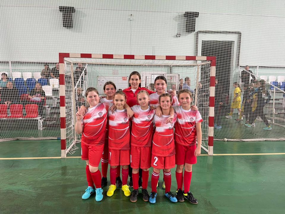 Команда девочек по футболу города Шахты одерживает победы