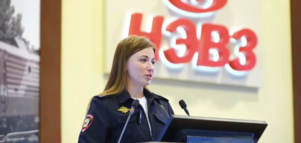 Не дай себя обмануть: новочеркасские полицейские раскрыли работникам завода уловки интернет-мошенников