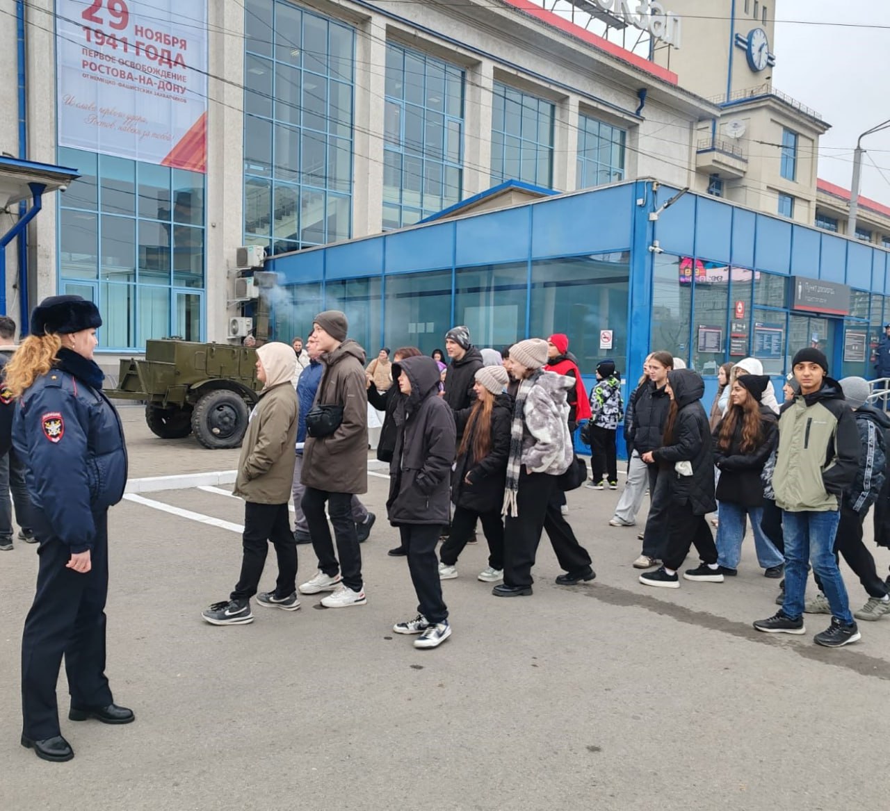 На Пригородном железнодорожном вокзале станции Ростов-Главный состоялись торжественные мероприятия, посвященные 84-й годовщине первого освобождения города от немецко-фашистских захватчиков в Великой Отечественной войне На Пригородном железнодорожном вокзале станции Ростов-Главный состоялись торжественные мероприятия, посвященные 84-й годовщине первого освобождения города от немецко-фашистских захватчиков в Великой Отечественной войне