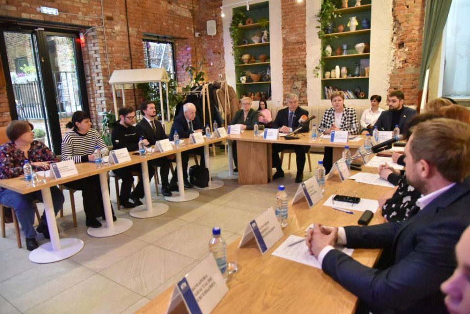 На заседании круглого стола донского парламента, которое прошло на базе инклюзивного кафе «Теплица.Бережно», депутаты совместно с экспертами обсудили вопросы социально-трудовой реабилитации инвалидов в Ростовской области