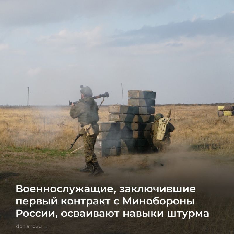 Военнослужащие, заключившие первый контракт с Минобороны России, осваивают навыки по штурму окопа условного противника на одном из полигонов ЮВО