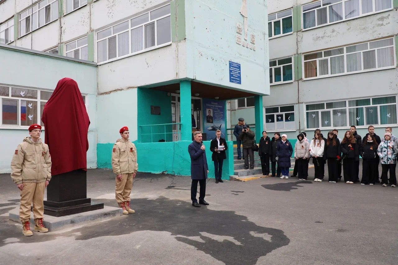 Заместитель Председателя Законодательного Собрания Ростовской области Игорь Гуськов в Волгодонске принял участие в торжественном открытии бюста Герою Российской Федерации Александру Сергеевичу Антонову Заместитель Председателя Законодательного Собрания Ростовской области Игорь Гуськов в Волгодонске принял участие в торжественном открытии бюста Герою Российской Федерации Александру Сергеевичу Антонову