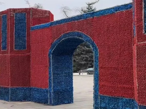 «Там есть и ушки, и рожки, всё стоит у них» «Там есть и ушки, и рожки, всё стоит у них»