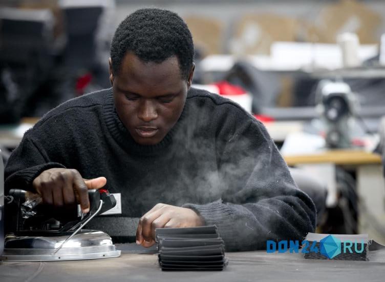 Что общего у рабочей одежды с телеэкранов, мебели в столовой ростовской школы и деревянных нардов с маркетплейса? Что общего у рабочей одежды с телеэкранов, мебели в столовой ростовской школы и деревянных нардов с маркетплейса?