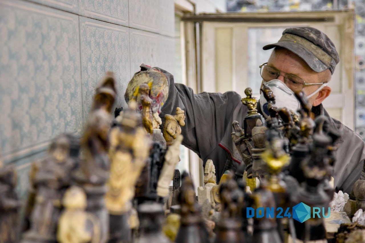 Что общего у рабочей одежды с телеэкранов, мебели в столовой ростовской школы и деревянных нардов с маркетплейса? Что общего у рабочей одежды с телеэкранов, мебели в столовой ростовской школы и деревянных нардов с маркетплейса?