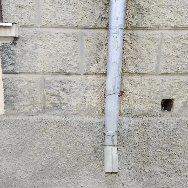 Детали облика улиц: очистка фасадов и водосточных труб от назойливой рекламы Детали облика улиц: очистка фасадов и водосточных труб от назойливой рекламы