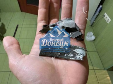 Местные жители в Донецке находят осколки после сбития вражеских БПЛА