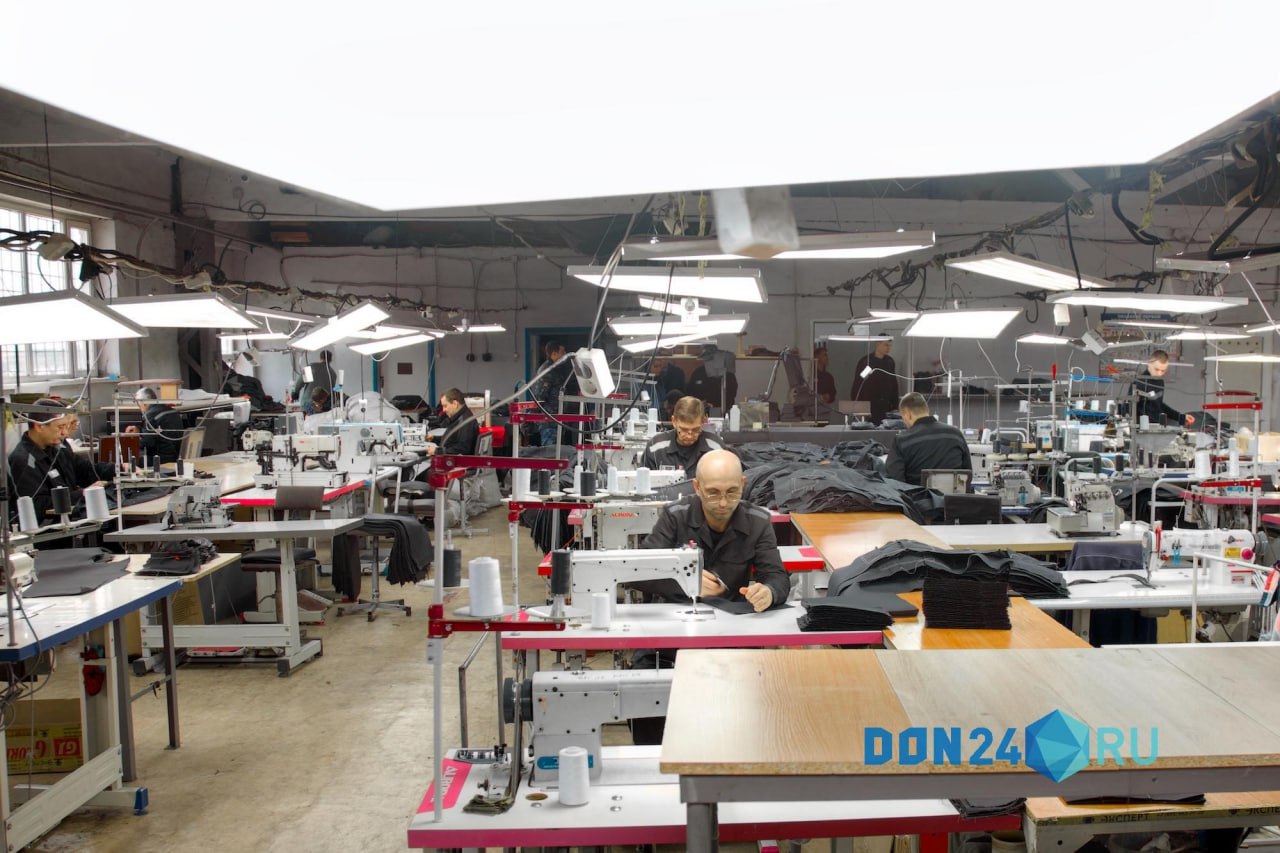 Что общего у рабочей одежды с телеэкранов, мебели в столовой ростовской школы и деревянных нардов с маркетплейса?
