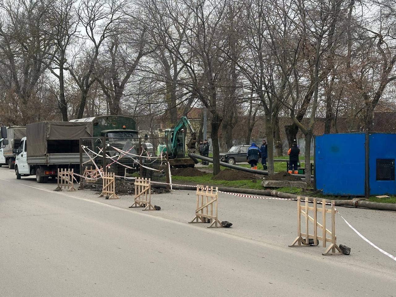 Бригады Водоканала продолжают работать над устранением аварийной ситуации на самотечном канализационном коллекторе на пер Бригады Водоканала продолжают работать над устранением аварийной ситуации на самотечном канализационном коллекторе на пер