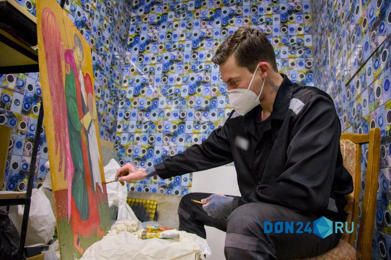 Что общего у рабочей одежды с телеэкранов, мебели в столовой ростовской школы и деревянных нардов с маркетплейса? Что общего у рабочей одежды с телеэкранов, мебели в столовой ростовской школы и деревянных нардов с маркетплейса?