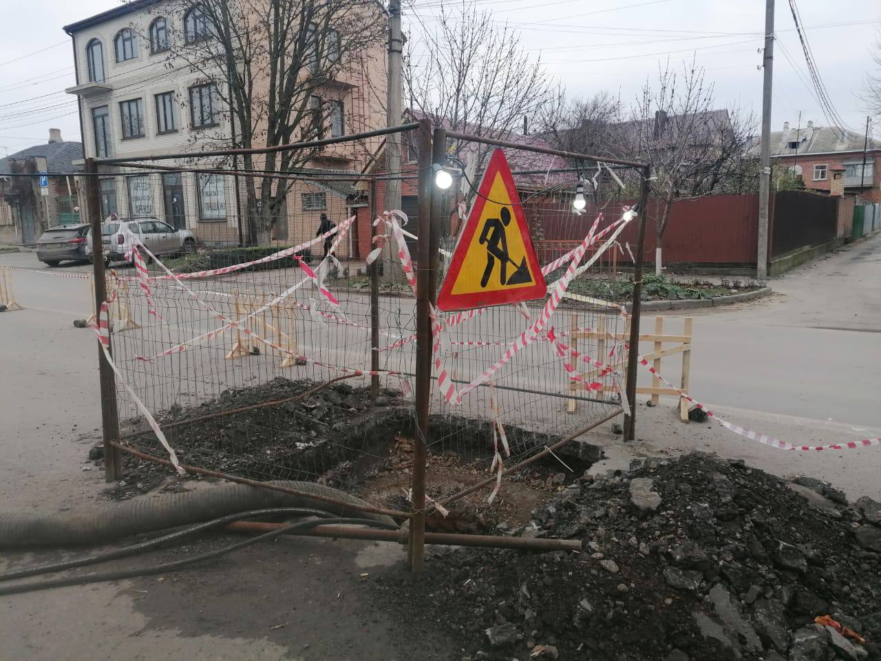 Бригады Водоканала продолжают работать над устранением аварийной ситуации на самотечном канализационном коллекторе на пер