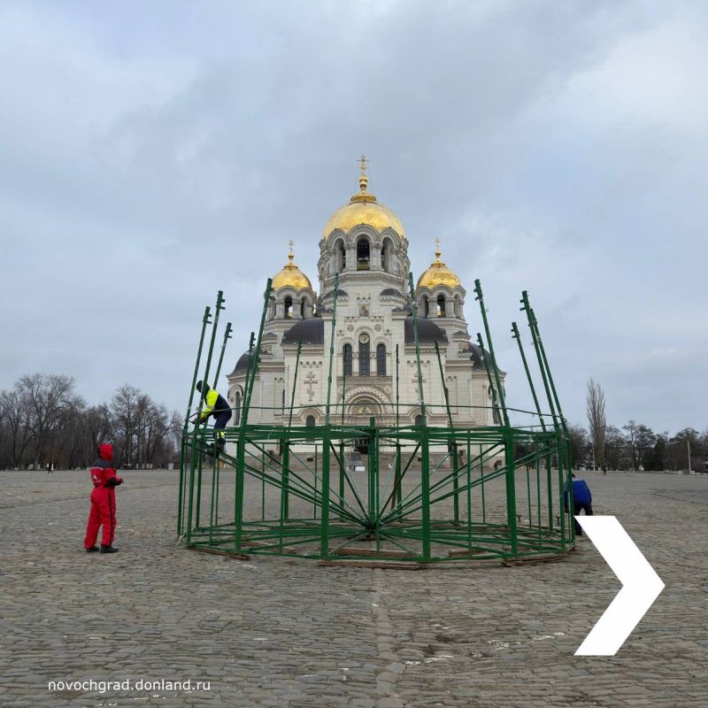 На площади Ермака стартовала установка главной городской ёлки