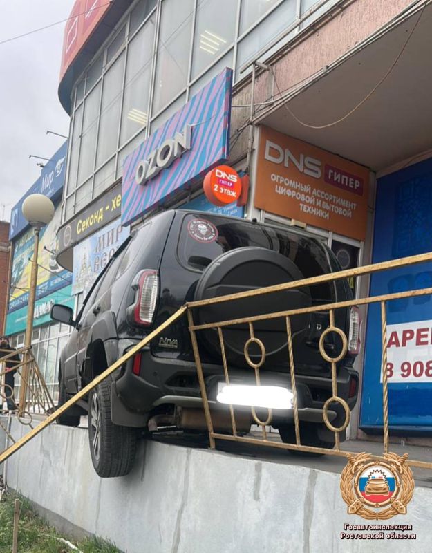 Сотрудники полиции устанавливают обстоятельства ДТП на проспекте Сельмаш