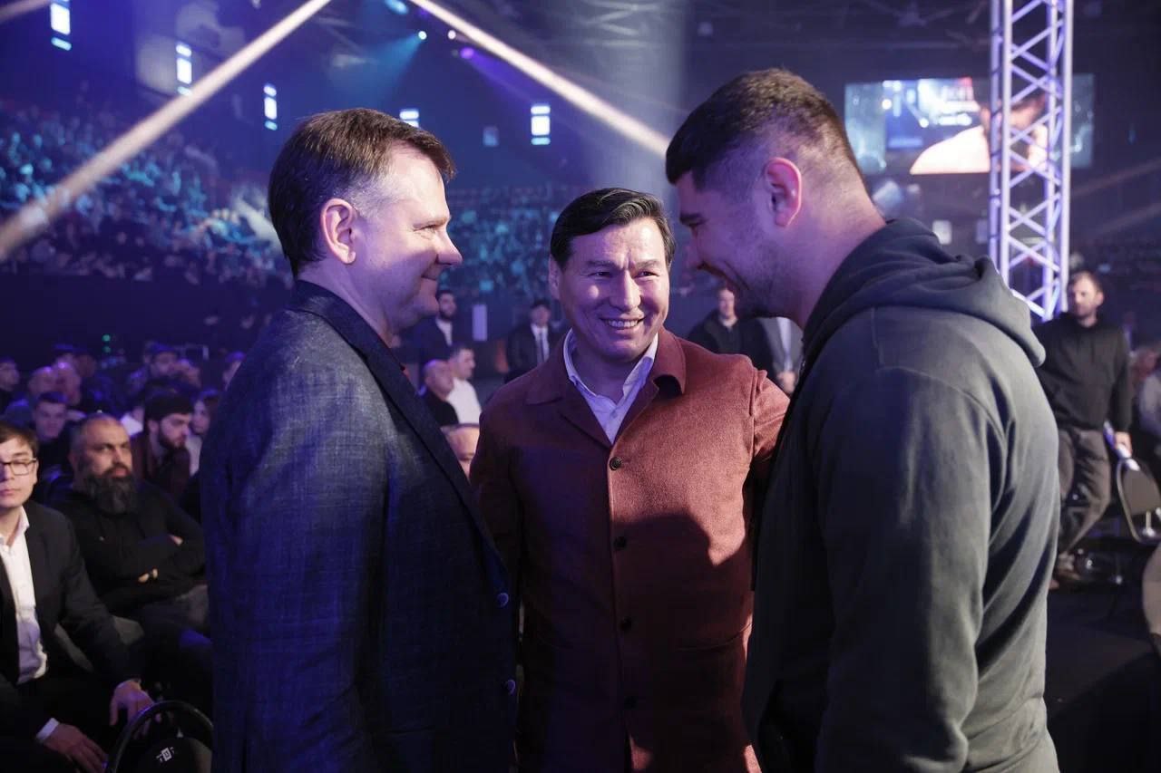 Юрий Слюсарь: Вчера мы вместе главой Калмыкии, чемпионом по кикбоксингу Бату Хасиковым стали свидетелями настоящего спортивного праздника Юрий Слюсарь: Вчера мы вместе главой Калмыкии, чемпионом по кикбоксингу Бату Хасиковым стали свидетелями настоящего спортивного праздника