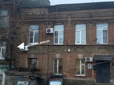 Часть крыши дома рухнула в переулке Университетский, 17