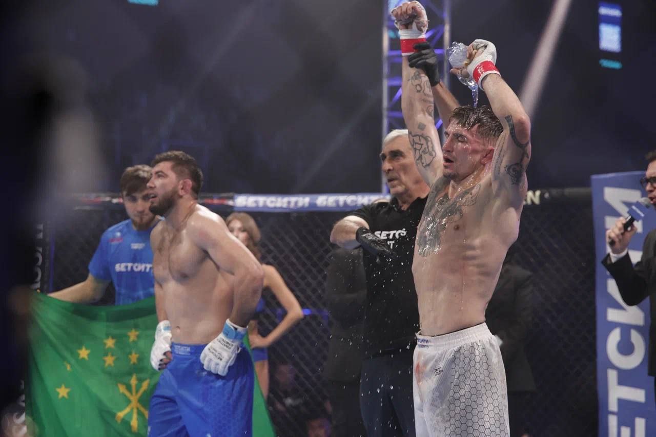 Юрий Слюсарь: Вчера мы вместе главой Калмыкии, чемпионом по кикбоксингу Бату Хасиковым стали свидетелями настоящего спортивного праздника Юрий Слюсарь: Вчера мы вместе главой Калмыкии, чемпионом по кикбоксингу Бату Хасиковым стали свидетелями настоящего спортивного праздника