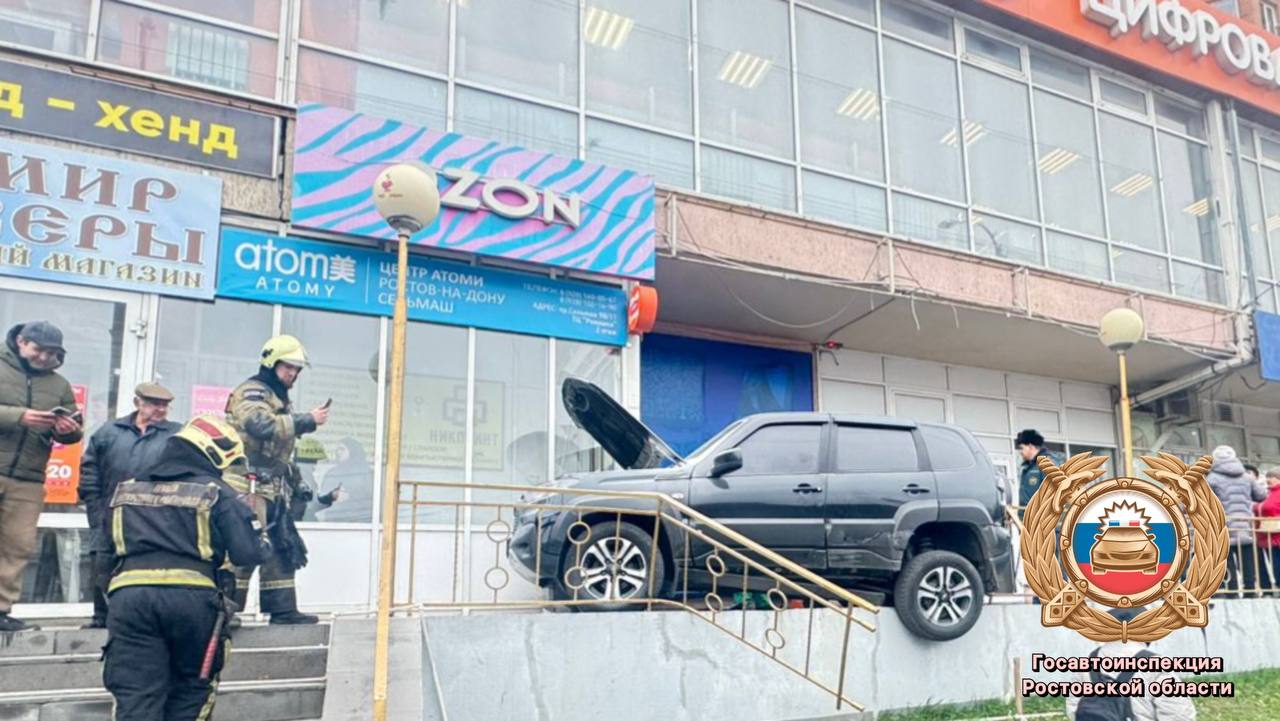 КАК?. Вопросом "Как?" задавались проезжавшие в пятницу утром по проспекту Сельмаш водители при виде необычно влетевшей Нивы на пандус магазина КАК?. Вопросом "Как?" задавались проезжавшие в пятницу утром по проспекту Сельмаш водители при виде необычно влетевшей Нивы на пандус магазина