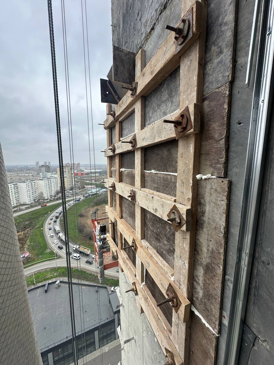 После посещения пострадавших домов на улице Октябрьской заехал на другой дом — Западное шоссе, 17 После посещения пострадавших домов на улице Октябрьской заехал на другой дом — Западное шоссе, 17