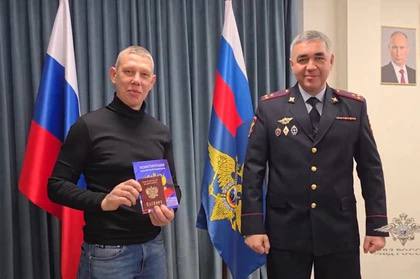 Родился в СССР - вернулся в Россию: Обратившись к президенту, житель Латвии получил паспорт гражданина РФ в Ростове Родился в СССР - вернулся в Россию: Обратившись к президенту, житель Латвии получил паспорт гражданина РФ в Ростове