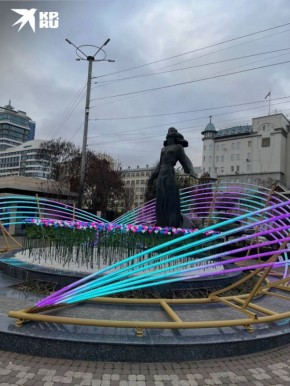 У памятника "Ростовчанка" на набережной сделали подсветку, а еще украсили цветами