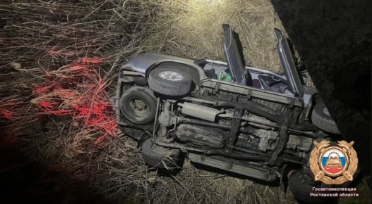 Без пяти минут полночь с 6 на 7 декабря в Ростове на ул. 2-ой Луговой с моста недалеко от дома №2 «б» упал внедорожник