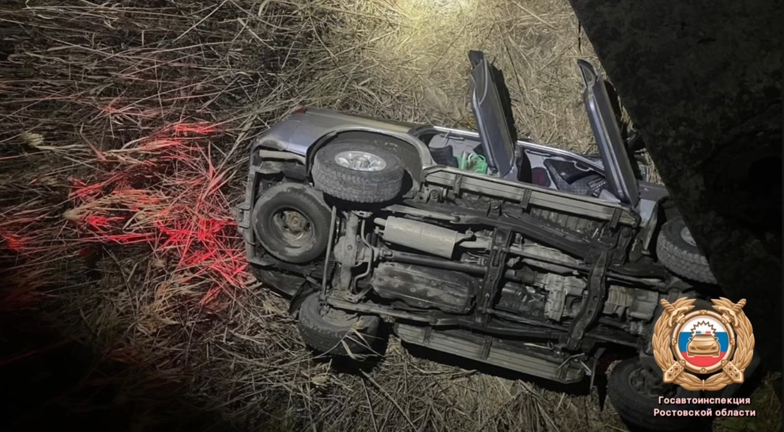 Без пяти минут полночь с 6 на 7 декабря в Ростове на ул. 2-ой Луговой с моста недалеко от дома №2 «б» упал внедорожник