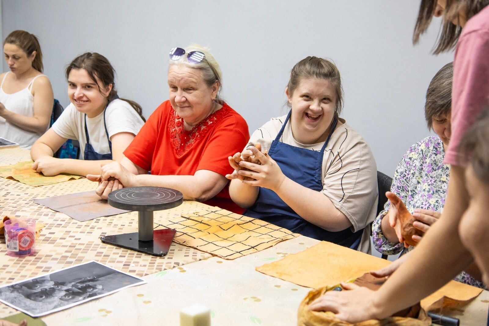 В Волгодонске успешно реализован проект Дворца культуры «Октябрь» «Мастерская добра» по керамическому искусству для молодых людей с ментальными нарушениями, который стал важной ступенью на пути их социальной интеграции и... В Волгодонске успешно реализован проект Дворца культуры «Октябрь» «Мастерская добра» по керамическому искусству для молодых людей с ментальными нарушениями, который стал важной ступенью на пути их социальной интеграции и...