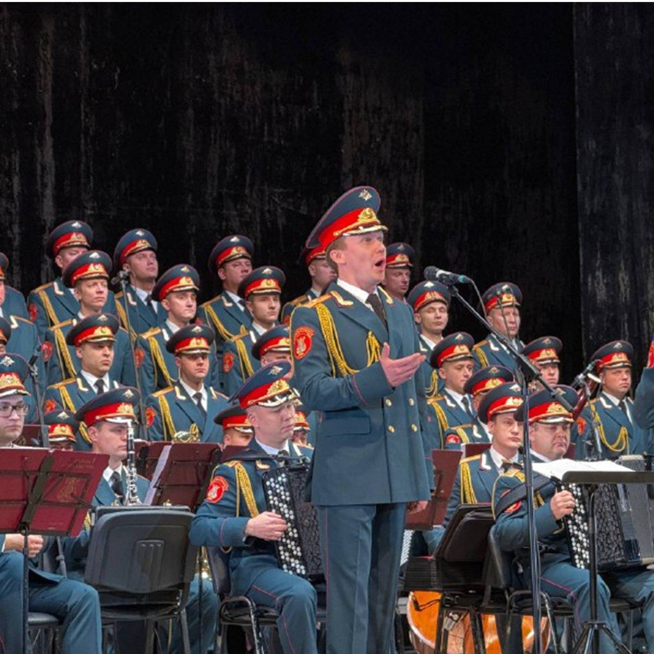 На сцене Дворца культуры «НЭВЗ» выступил Дважды Краснознамённый ордена Красной Звезды академический ансамбль песни и пляски Российской Армии имени А. В. Александрова. Концерт состоялся в преддверии Дня Героев России и был... На сцене Дворца культуры «НЭВЗ» выступил Дважды Краснознамённый ордена Красной Звезды академический ансамбль песни и пляски Российской Армии имени А. В. Александрова. Концерт состоялся в преддверии Дня Героев России и был...