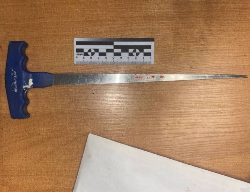 В Ростове брат едва не убил брата инструментом для снятия автомобильного стекла