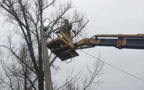 Ярче свет города!. В городе Шахты продолжаются работы по восстановлению наружного освещения